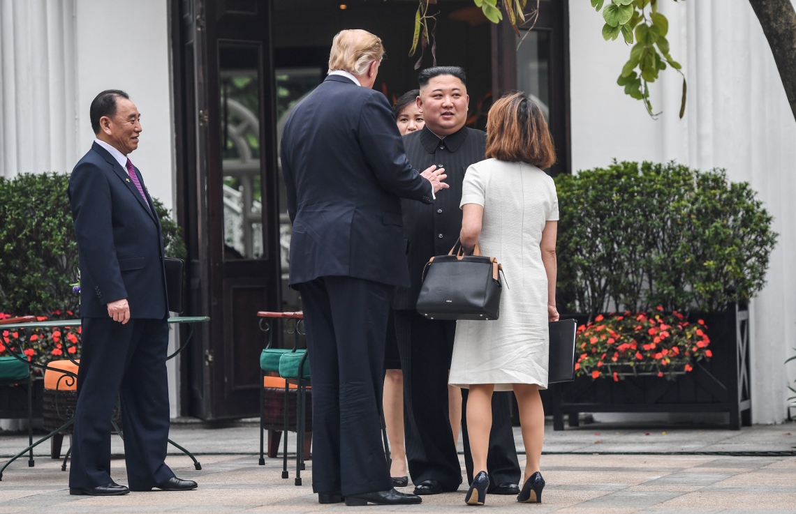 ހެނޮއި، ފެބްރުއަރީ 28، 2019: ނޯތު ކޮރެއާގެެ ލީޑަރު ކިމް ޖޮން-އުން އާއި އެމެރިކާގެ ރައީސް ޑޮނަލްޑް ޓްރަމްޕް ބައްދަލު ކުރައްވަނީ. --ފޮޓޯ:އޭއެފްޕީ