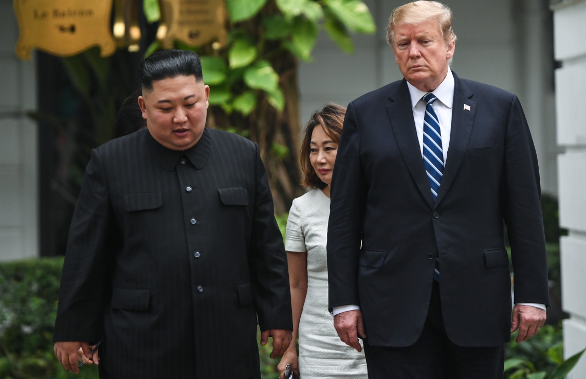 ހެނޮއި، ފެބްރުއަރީ 28، 2019: ނޯތު ކޮރެއާގެެ ލީޑަރު ކިމް ޖޮން-އުންއާ އެމެރިކާގެ ރައީސް ޑޮނަލްޑް ޓްރަމްޕް (ކ) ބައްދަލު ކުރައްވަނީ. --ފޮޓޯ:އޭއެފްޕީ