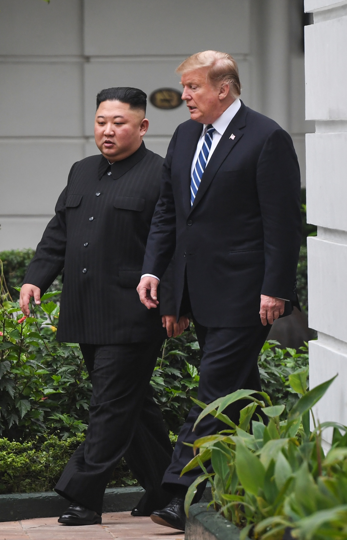 ހެނޮއި، ފެބްރުއަރީ 28، 2019: ނޯތު ކޮރެއާގެެ ލީޑަރު ކިމް ޖޮން-އުންއާ އެމެރިކާގެ ރައީސް ޑޮނަލްޑް ޓްރަމްޕް (ކ) ބައްދަލު ކުރައްވަނީ. --ފޮޓޯ:އޭއެފްޕީ