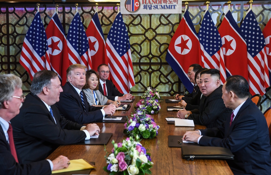 ހެނޮއި، ފެބްރުއަރީ 28، 2019: ނޯތު ކޮރެއާގެެ ލީޑަރު ކިމް ޖޮން-އުންއާ އެމެރިކާގެ ރައީސް ޑޮނަލްޑް ޓްރަމްޕް ބައްދަލު ކުރައްވަނީ. --ފޮޓޯ:އޭއެފްޕީ