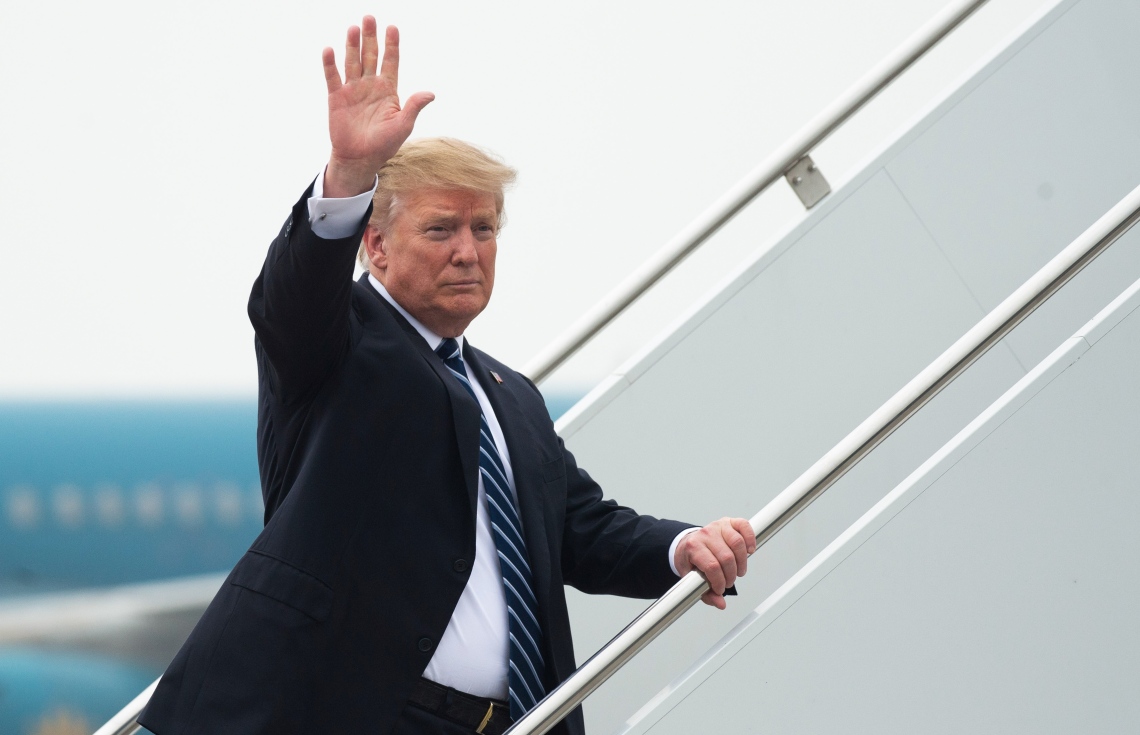 ހެނޮއި، ފެބްރުއަރީ 28، 2019: ނޯތު ކޮރެއާގެެ ލީޑަރު ކިމް ޖޮން-އުންނާ އެކު ބޭއްވި ސަމިޓަށް ފަހު އެމެރިކާގެ ރައީސް ޑޮނަލްޑް ޓްރަމްޕް ފުރާވަޑައިގަންނަވަނީ. --ފޮޓޯ:އޭއެފްޕީ