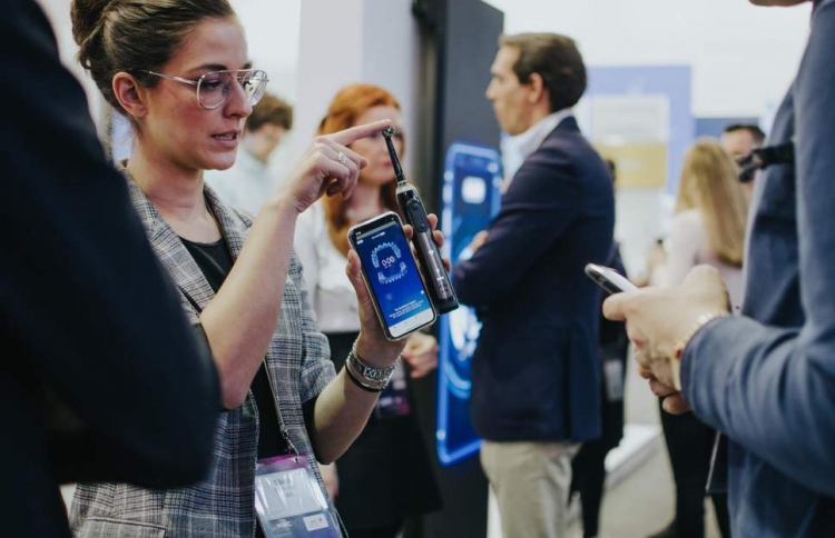 ދަތް އުނގުޅާ ބުރުހަށް އާޓިފިޝަލް އިންޓެލިޖެންސް