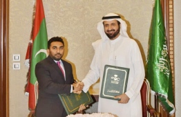 Maldives' Minister of Health Abdulla Ameen and his Saudi counterpart Dr Tawfiq al-Rabiah sign agreement on strengthening the health sector. PHOTO/HEALTH MINISTRY