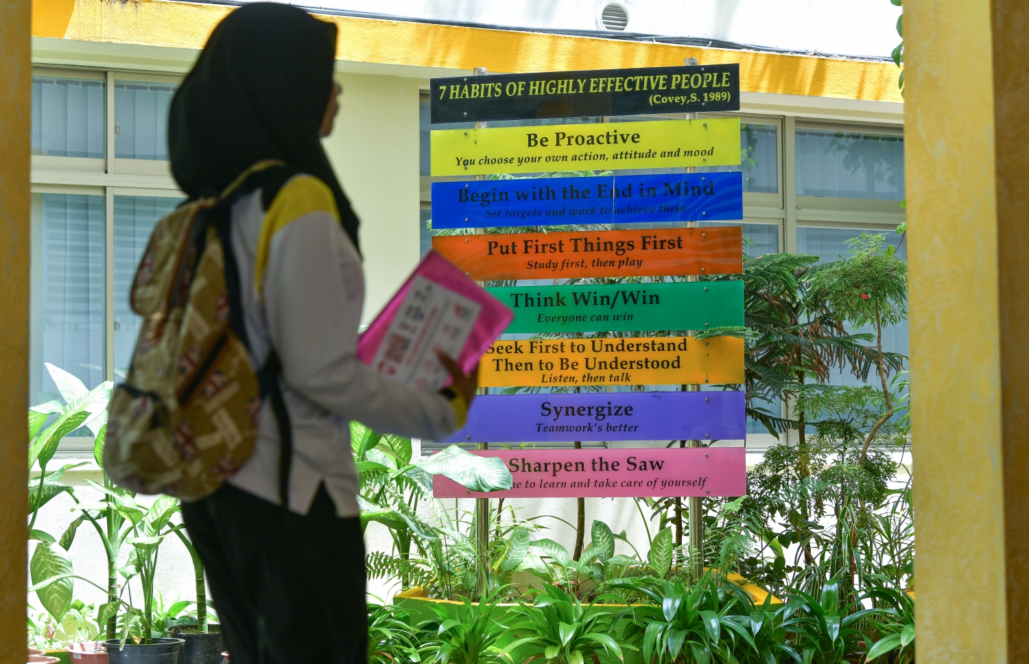 ދަރިވަރުންނަށް މެސެޖު ދިނުމަށް ތާޖުއްދީން ސްކޫލުގެ ގޯތިތެރޭގައި ބަހައްޓާފައިވާ ބޯޑުތަކެއްގެ ކައިރިން ދަރިވަރަކު ހިނގާފައި ދަނީ: މަތީ ނަތީޖާ ހޯދަން ކުރާ ޕްރެޝަރުގެ ސަބަބުން ވެސް ކުދިންނަށް ނޭދެވޭ އަސަރު ކުރޭ --ފޮޓޯ: ނިޝާން އަލީ/ މިހާރު