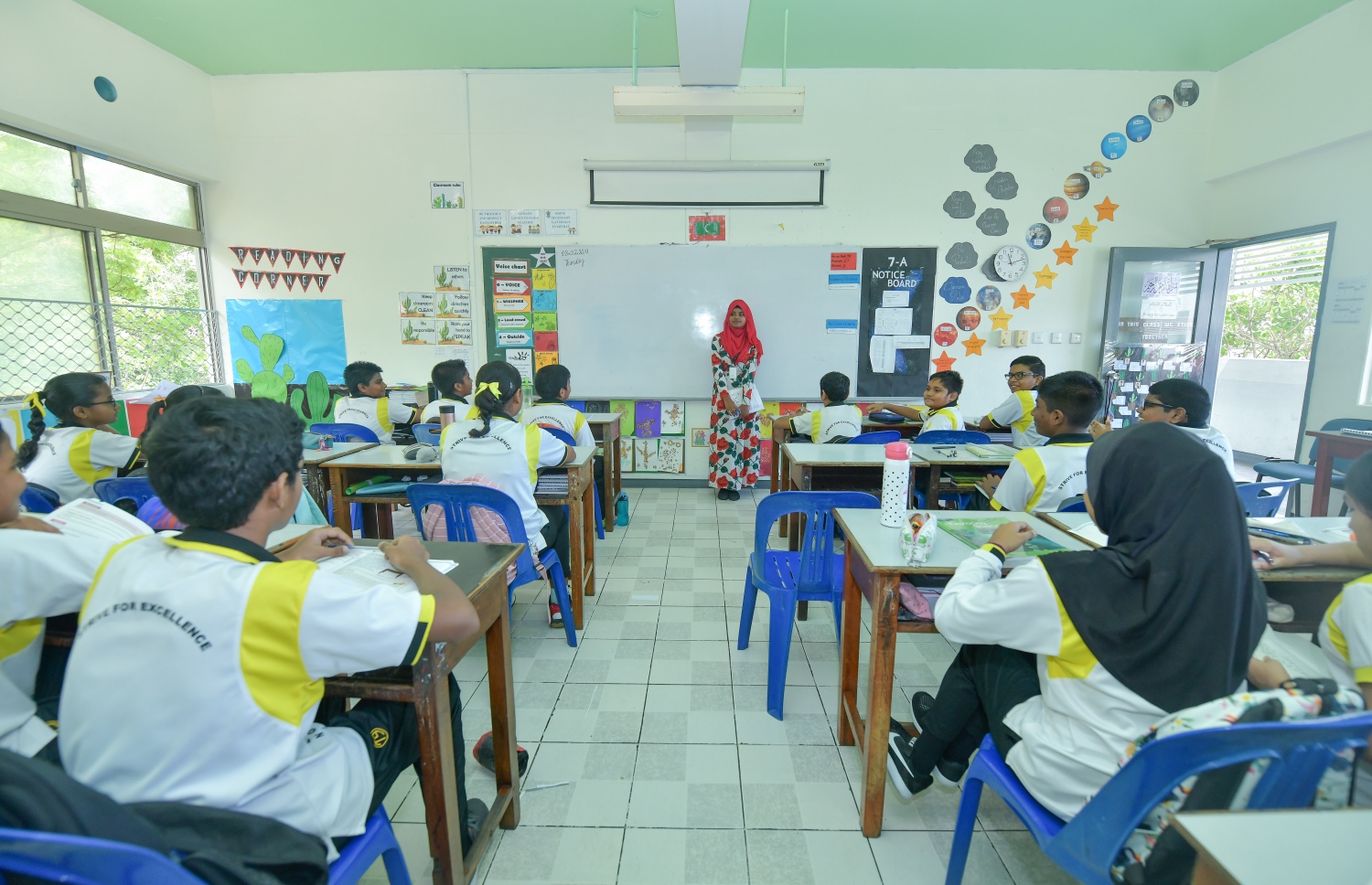 ތާޖުއްދީން ސްކޫލުގެ ކްލާސްރޫމެއްގައި ދަރިވަރުން ކިޔަވަނީ.-- ފޮޓޯ: ނިޝާން އަލީ/ މިހާރު