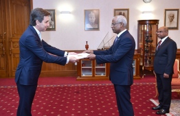 Ambassador of Portugal to the Maldives Jose’ De Pinho Pereira presenting his credentials to President Ibrahim Mohamed Solih. PHOTO:PRESIDENT'S OFFICE