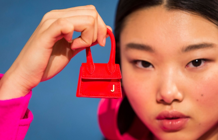 އަތްދަބަސް ކުޑަކަމުން ޖޯކު ޖަހަނީ