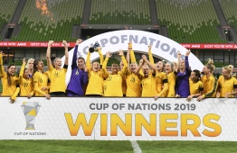 Australia celebrate with the trophy after defeating Argentina in their Women's Cup of Nations football match in Melbourne on March 6, 2019. (Photo by WILLIAM WEST / AFP) / 