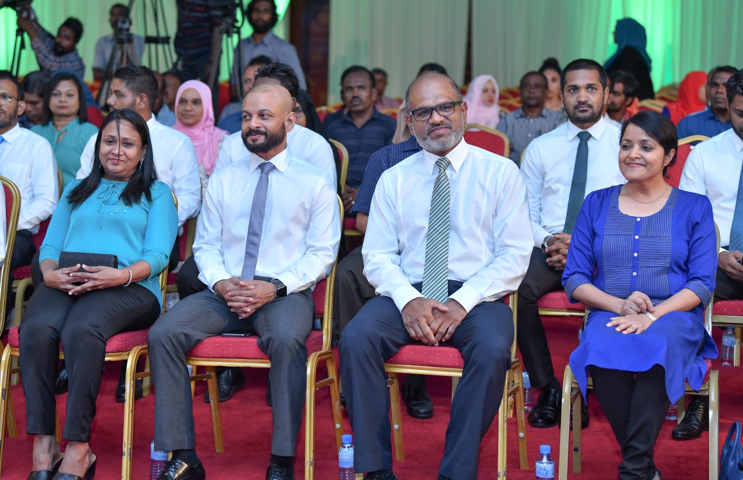 މައުމޫންގެ ތާއީދާ އެކު މަޖިލީހަށް ވާދަކުރައްވާ ކެންޑިޑޭޓުންނާ ލިއުން ހަވާލުކުރަން ބޭއްވި ޖަލްސާގައި ކުރީގެ މެމްބަރު އަހްމަދު ނާޒިމާއި ދިއްގަރު ދާއިރާގެ މެމްބަރު ފާރިސް މައުމޫން ބައިވެރިވެވަޑައިގަންނަވަނީ. --ފޮޓޯ: ނިޝާން އަލީ/މިހާރު