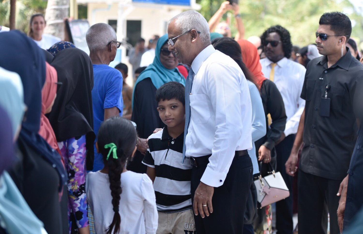 މި އަހަރުގެ ބައިނަލްއަގްވާމީ އަންހެނުންގެ ދުވަހުގެ ރަސްމީ ޖަލްސާ އަށް ރައީސް އިބްރާހިމް މުހައްމަދު ސޯލިހް މާފުއްޓަށް ވަޑައިގެން ކުޑަކުއްޖަކާއެކު.---ފޮޓޯ: އަހުމަދު ނިޝާތު/މިހާރު