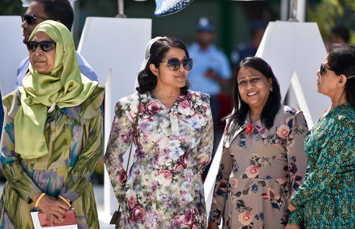 ކ.މާފުށި: މާޗް 7، 2019- މި އަހަރުގެ ބައިނަލްއަގްވާމީ އަންހެނުންގެ ދުވަސް ފާހަގަކުރުމަށް މި ރަށުގައި ބޭއްވި ރަސްމީ ޖަލްސާގައި ބައިވެރިވެވަޑައިގެންނެވި ބައެއް ބޭފުޅުން (ކ-ވ) ކުރީގެ މިނިސްޓަރު އަނީސާ އަހުމަދު، ފިޝަރީޒް މިނިސްޓަރު ޒަހާ ވަހީދު، އާޓްސް އެންޑް ކަލްޗަރު މިނިސްޓަރު ޔުމްނާ މައުމޫން އަދި ހައުސިން މިނިސްޓަރު އައިމިނަތު އާތިފާ.---ފޮޓޯ: އަހުމަދު ނިޝާތު/މިހާރު
