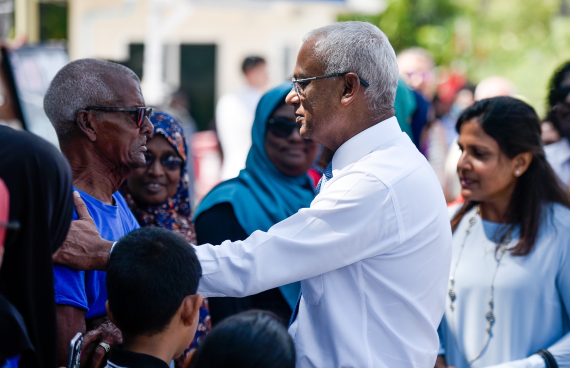 ކ.މާފުށި: މާޗް 7، 2019- މި އަހަރުގެ ބައިނަލްއަގްވާމީ އަންހެނުންގެ ދުވަހުގެ ރަސްމީ ޖަލްސާ އަށް ރައީސް އިބްރާހިމް މުހައްމަދު ސޯލިހް ވަޑައިގެން އުމުރުން ދުވަސްވީ މީހަކާ ވާހަކަފުޅު ދައްކަވަނީ.---ފޮޓޯ: އަހުމަދު ނިޝާތު/މިހާރު