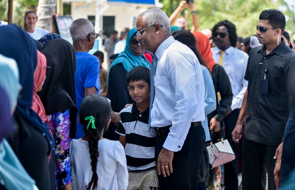 ކ.މާފުށި: މާޗް 7، 2019- މި އަހަރުގެ ބައިނަލްއަގްވާމީ އަންހެނުންގެ ދުވަހުގެ ރަސްމީ ޖަލްސާ އަށް ރައީސް އިބްރާހިމް މުހައްމަދު ސޯލިހް މި ރަށަށް ވަޑައިގެން ކުޑަކުއްޖަކާ އެކު.---ފޮޓޯ: އަހުމަދު ނިޝާތު/މިހާރު