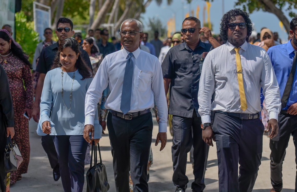 ކ.މާފުށި: މާޗް 7، 2019- މި އަހަރުގެ ބައިނަލްއަގްވާމީ އަންހެނުންގެ ދުވަހުގެ ރަސްމީ ޖަލްސާ އަށް ރައީސް އިބްރާހިމް މުހައްމަދު ސޯލިހްގެ ދެކަނބަލުން މި ރަށަށް ވަޑައިގެން ހިންގަވާފައި ވަޑައިގަންނަވަނީ.---ފޮޓޯ: އަހުމަދު ނިޝާތު/މިހާރު