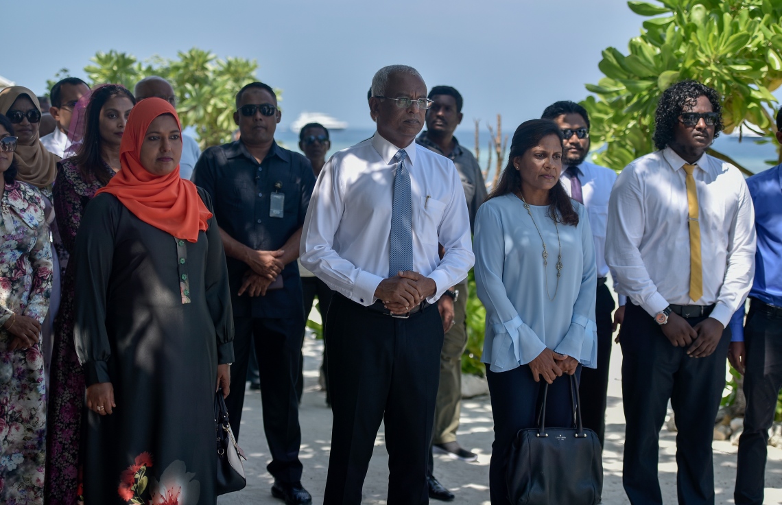 ކ.މާފުށި: މާޗް 7، 2019- މި އަހަރުގެ ބައިނަލްއަގްވާމީ އަންހެނުންގެ ދުވަހުގެ ރަސްމީ ޖަލްސާ އަށް ރައީސް އިބްރާހިމް މުހައްމަދު ސޯލިހްގެ ދެކަނބަލުން މި ރަށަށް ވަޑައިގަތުމުން މަރުހަބާ ދަންނަވާ ރަސްމިއްޔާތުގައި ބައިވެރިވެވަޑައިގަންނަވަނީ.---ފޮޓޯ: އަހުމަދު ނިޝާތު/މިހާރު