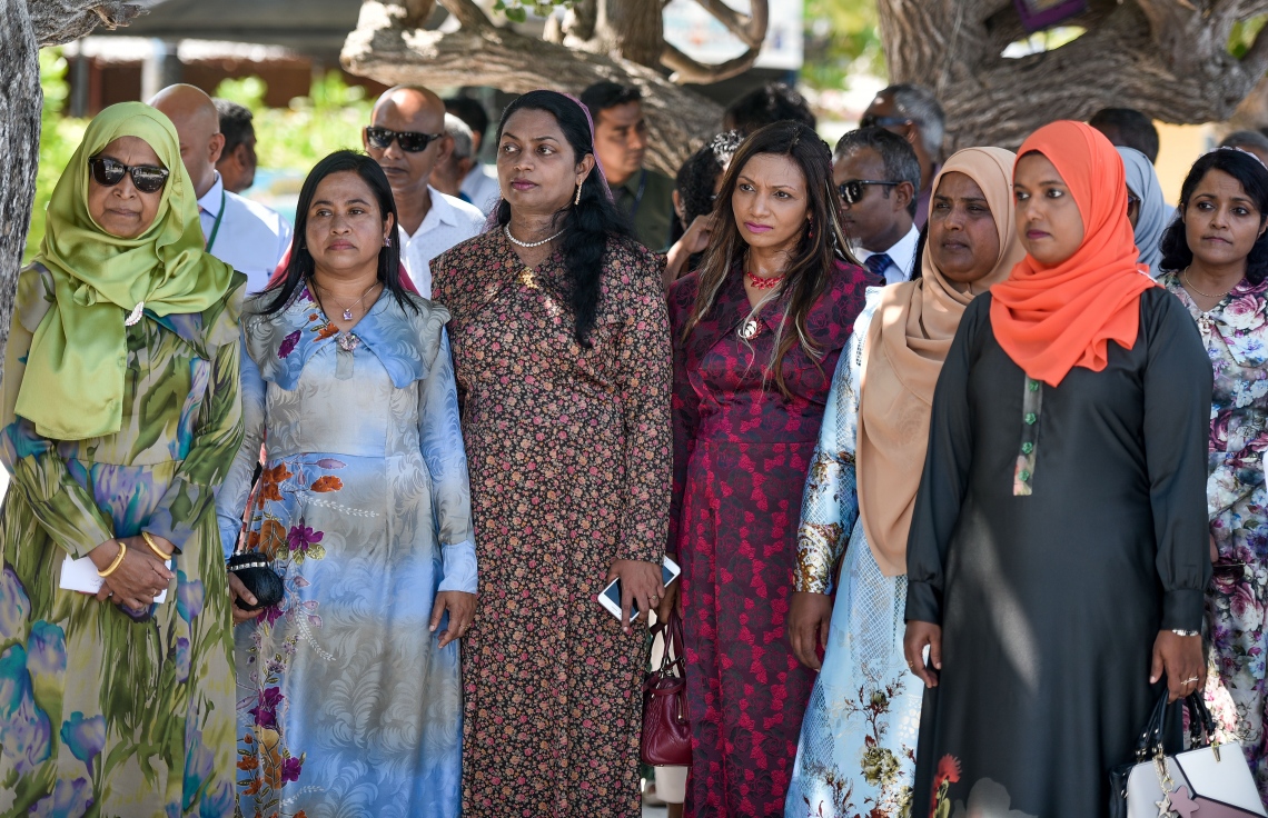 ކ.މާފުށި: މާޗް 7، 2019- މި އަހަރުގެ ބައިނަލްއަގްވާމީ އަންހެނުންގެ ދުވަސް ފާހަގަކުރުމަށް މި ރަށުގައި ބޭއްވި ރަސްމީ ޖަލްސާގައި ބައިވެރިވެވަޑައިގެންނެވި، ބައެއް ވަޒީރުންނާއި ސަރުކާރުގެ ބައެއް އިސްވެރިން.---ފޮޓޯ: އަހުމަދު ނިޝާތު/މިހާރު