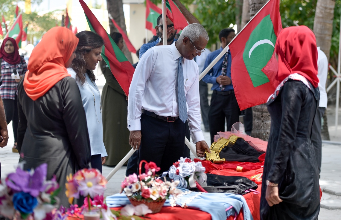 ކ. މާފުށި: މާޗް 7، 2019- މި ރަށުގައި ބޭއްވި، މި އަހަރުގެ ބައިނަލްއަގްވާމީ އަންހެނުންގެ ދުވަހުގެ ރަސްމީ ބައެއް ހަރަކާތްތަކުގައި ރައީސް އިބްރާހިމް މުހައްމަދު ސޯލިހްގެ ދެކަނބަލުން ބައިވެރިވެވަޑައިގަންނަވަނީ.---ފޮޓޯ: އަހުމަދު ނިިޝާތު/މިހާރު