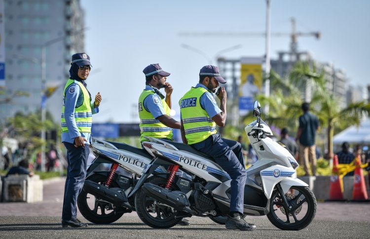 ކުޑަކުއްޖަކު ގޮވައިގެން އިނދެ ފުލުހުންނަށް ހަމަލާ ދީފި