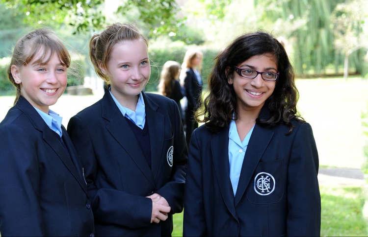 އިނގިރޭސި ސާނަވީ ސްކޫލްތަކަށް ހިލޭ ޕެޑް