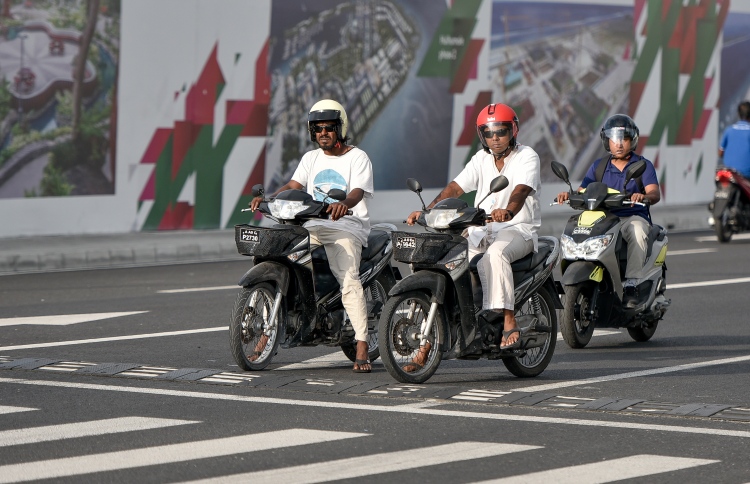 ކާފިއުގެ ވަގުތުގައި ބޭރުގައި އުޅޭ މީހުން ޖޫރިމަނާކުރަނީ