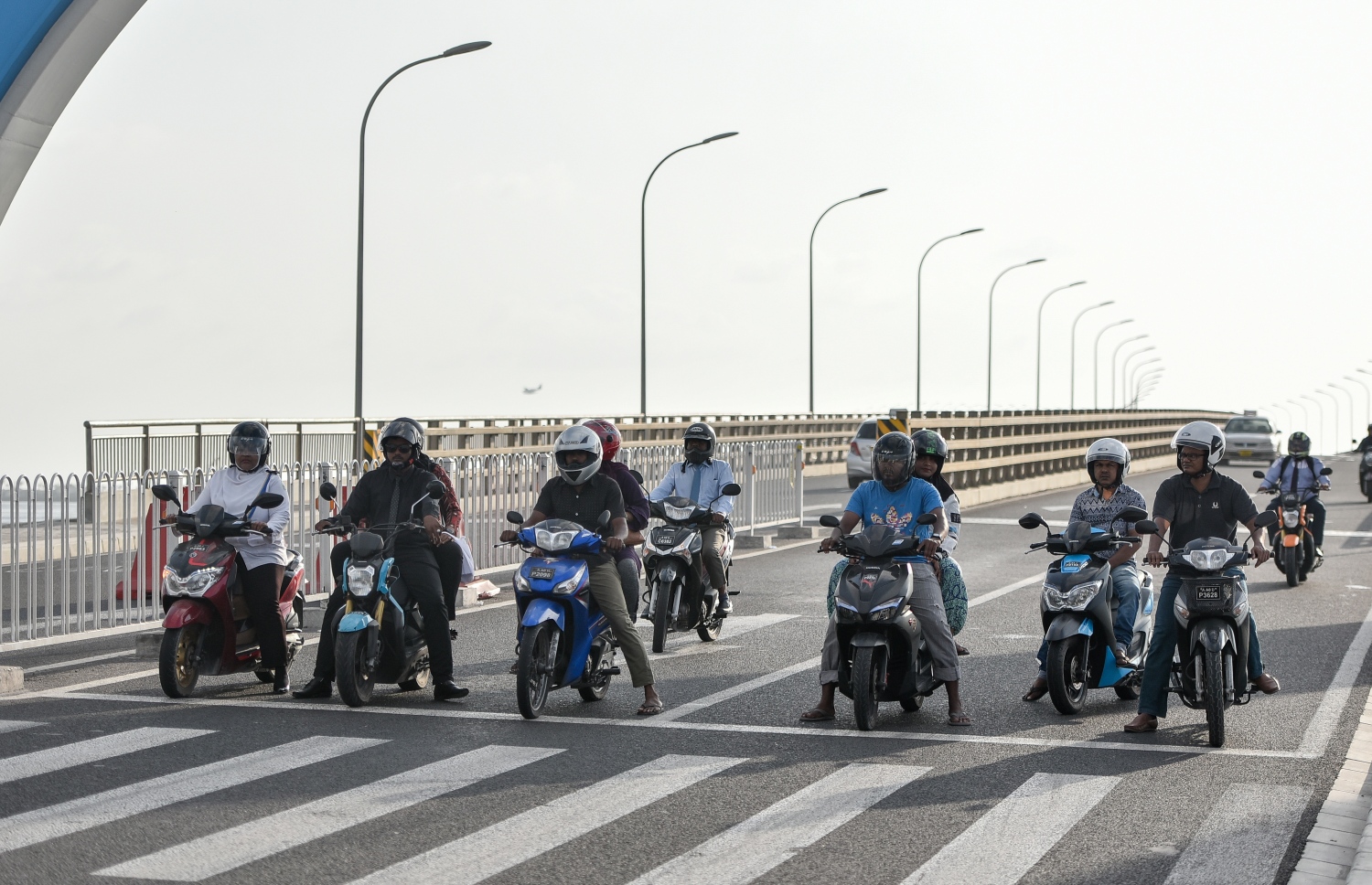 ބްރިޖުން ބަޔަކު ދަތުރުކުރަނީ: ޗައިނާގެ އެހީގައި އެޅި މި ބްރިޖަކީ ދަތުރުތަކަށް ލިބުނު ވަަރަށް ބޮޑު ލުޔެއް. -- ފޮޓޯ | މިހާރު