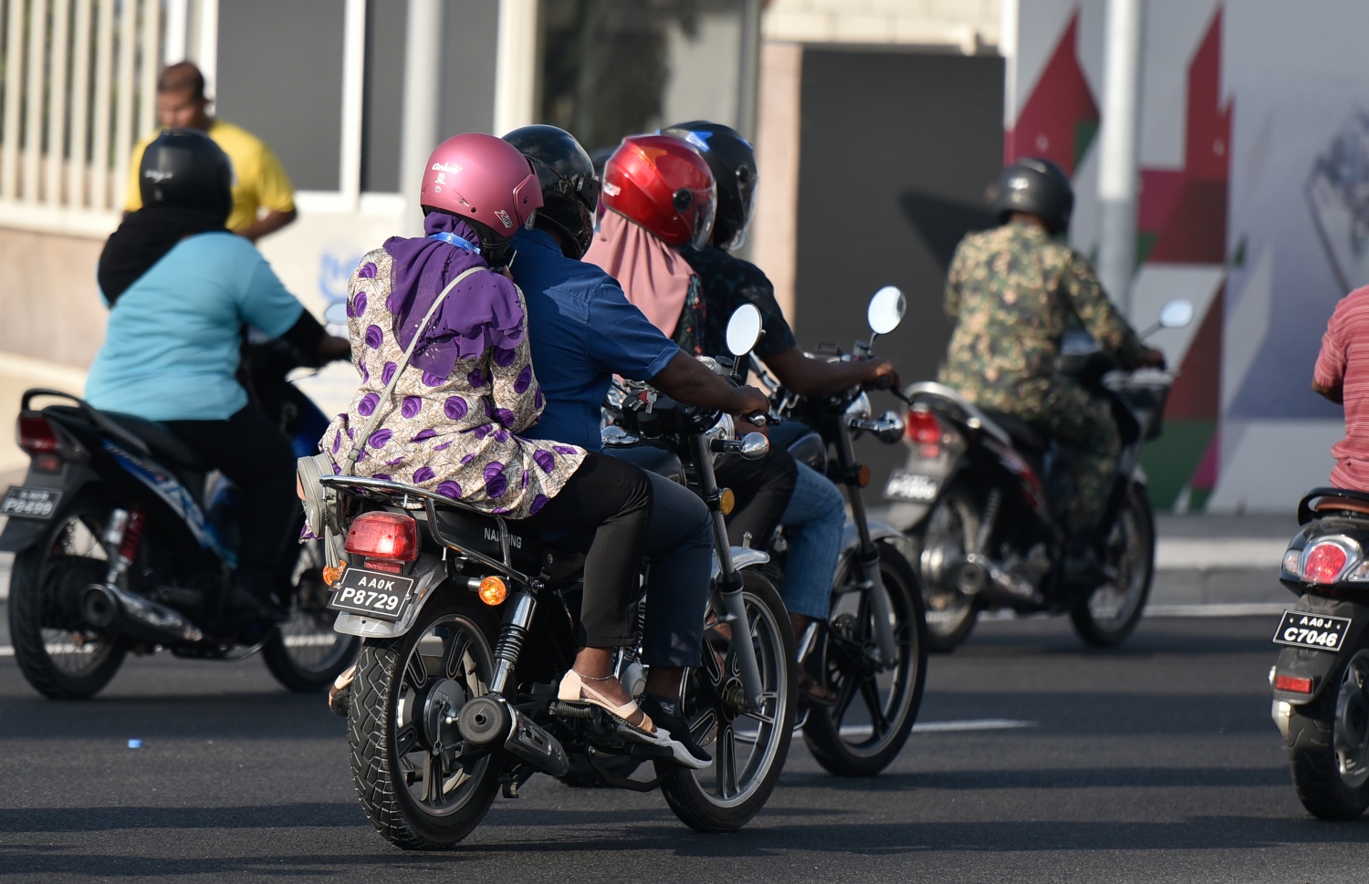 ހެލްމެޓް އަޅައިގެން ތިބި ބަޔަކު ސިނަމާލޭ ބްރިޖުގައި: ހެލްމެޓް އަޅަން މަޖުބޫރުކުރުމުން ފެރީގައި ދަތުރުކުރާ މީހުން ވަނީ ގިނަވެފައި -- ފޮޓޯ: މިހާރު