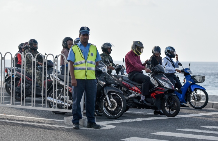 ލާޒިމްނޫން ތަންތަނުގައި ހެލްމެޓް އަޅާ މީހުން ހުއްޓުވަނީ