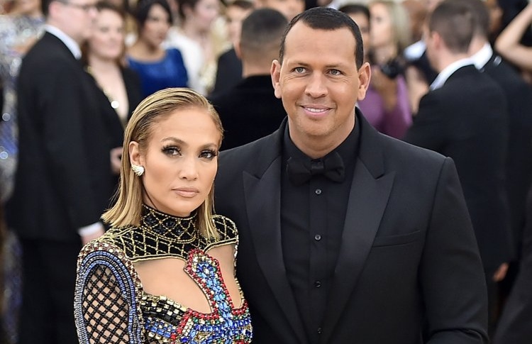 ޖެނިފާ ލޮޕޭޒް އެންގޭޖްވެއްޖެ