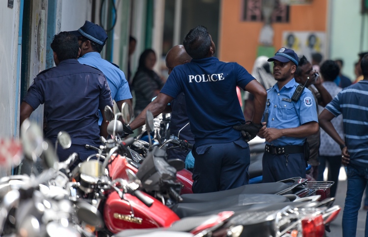 ދައުވާކުރަން ފޮނުވި ފުލުހުންގެ އިހުމާލެއް އޮތްތޯ ބަލަނީ