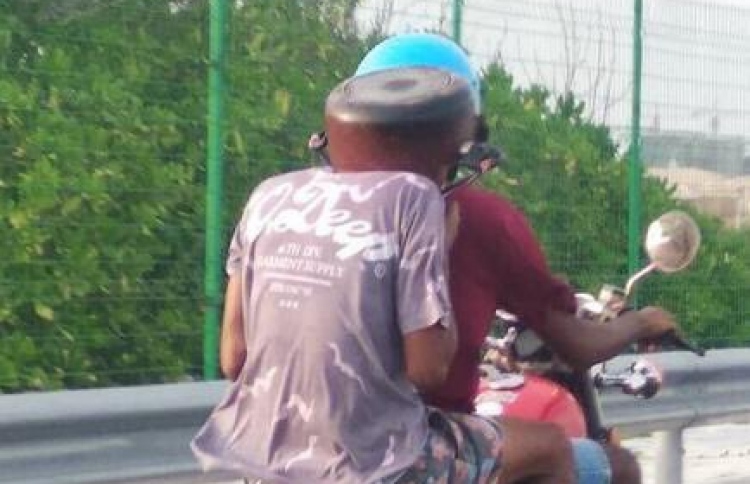 ބޮލުގައި ތެއްޔެއް އަޅައިގެން ދަނިކޮށް ހުއްޓުވައިފި