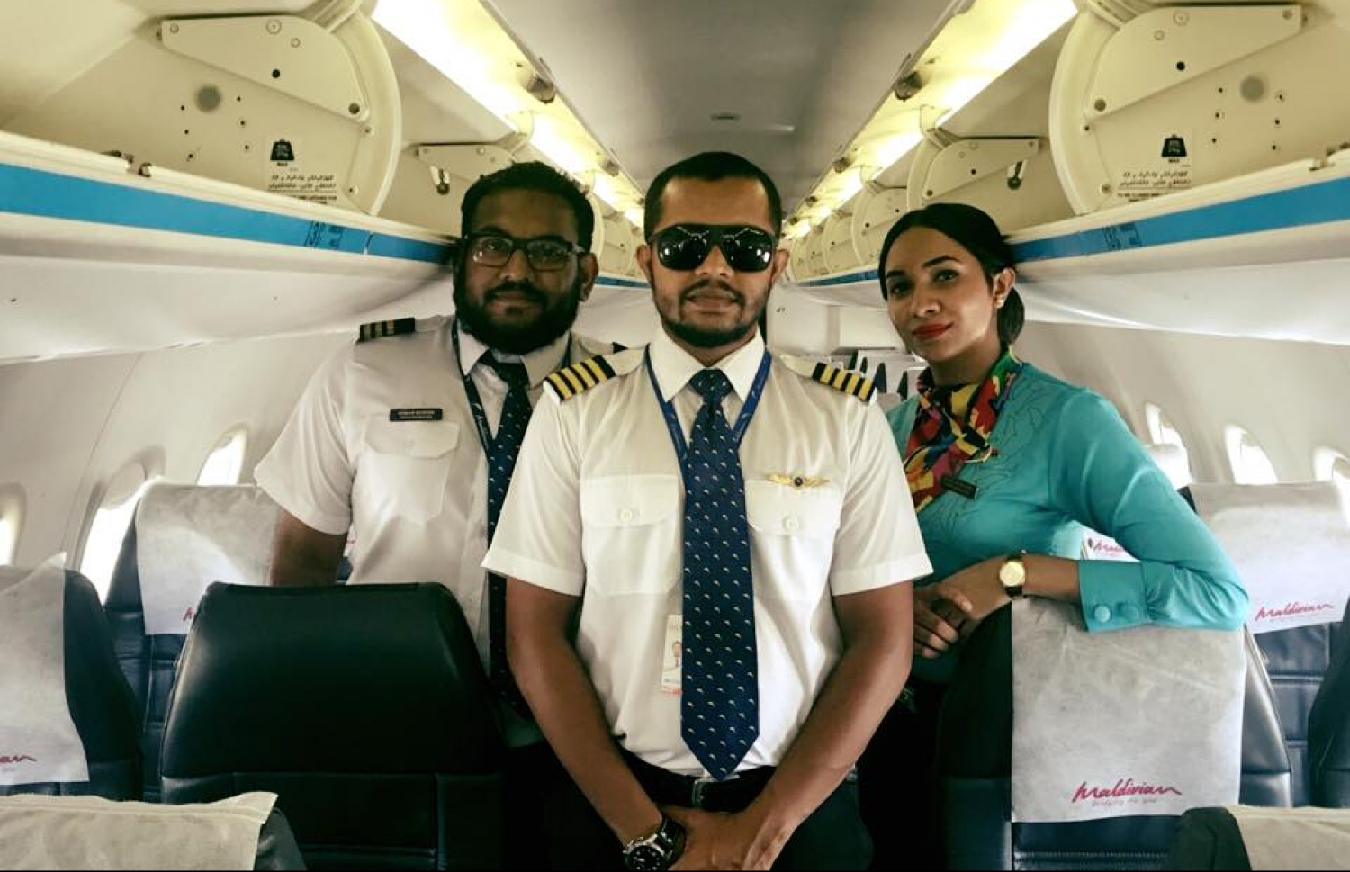 މޯލްޑިވިއަންގެ ފްލައިޓްގެ ކެޕްޓަން އަބްދުލް ބާސިތު އިބްރާހިމް (މ)، ފަސްޓް އޮފިސަރު ރިމާހް ރުޝްދީ (ވ) އަދި ފްލައިޓް ސުޕަވައިޒާ ހަސްނާ މުހައްމަދު. --- ފޮޓޯ: މޯލްޑިވިއަން