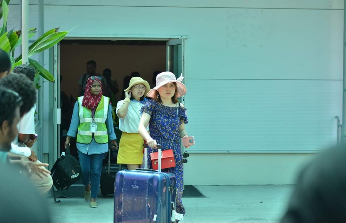 މާޗް 12، 2019: ގަމަށް ދިޔަ މޯލްޑިވިއަންގެ މަތިންދާބޯޓެއްގެ ލޭންޑިން ގިއަރު ތިރި ނުކުރެވި އިމަޖެންސީ ހާލަތުގައި ޖެއްސުމަށް ފަހު ފަސިންޖަރުން ޓާމިނަލުން ނިކުމެގެން އަންނަނީ. -- ފޮޓޯ: ޒޫމްސް ފޮޓޯގްރަފީ