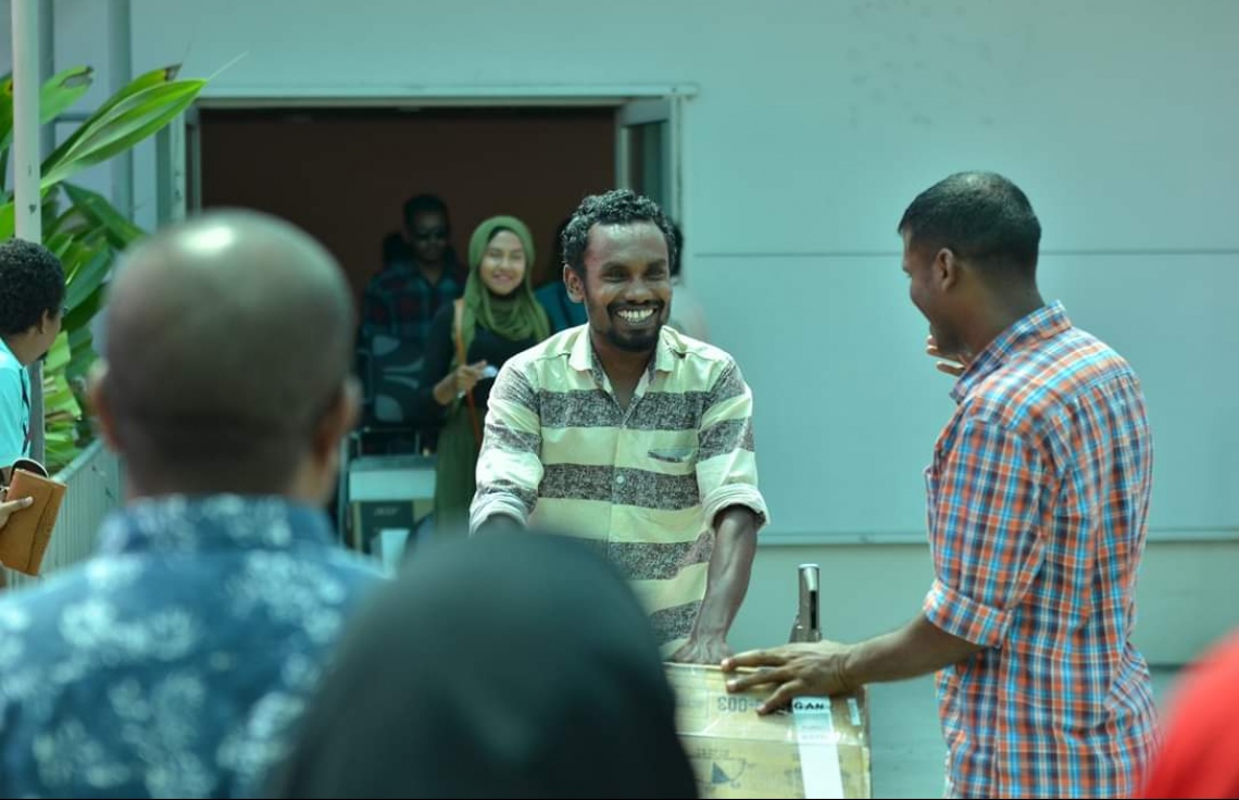 މާޗް 12، 2019: ގަމަށް ދިޔަ މޯލްޑިވިއަންގެ މަތިންދާބޯޓެއްގެ ލޭންޑިން ގިއަރު ތިރި ނުކުރެވި އިމަޖެންސީ ހާލަތުގައި ޖެއްސުމަށް ފަހު ފަސިންޖަރުން ޓާމިނަލުން ނިކުމެގެން އަންނައިރު، އާއިލާ އާއި އެކުވެރިން މަރުހަބާ ކިޔަނީ. -- ފޮޓޯ: ޒޫމްސް ފޮޓޯގްރަފީ