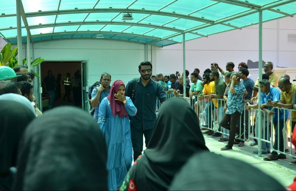 މާޗް 12، 2019: ގަމަށް ދިޔަ މޯލްޑިވިއަންގެ މަތިންދާބޯޓެއްގެ ލޭންޑިން ގިއަރު ތިރި ނުކުރެވި އިމަޖެންސީ ހާލަތުގައި ޖެއްސުމަށް ފަހު ފަސިންޖަރުން ޓާމިނަލުން ނިކުމެގެން އަންނައިރު، އާއިލާ އާއި އެކުވެރިން މަރުހަބާ ކިޔަނީ. -- ފޮޓޯ: ޒޫމްސް ފޮޓޯގްރަފީ