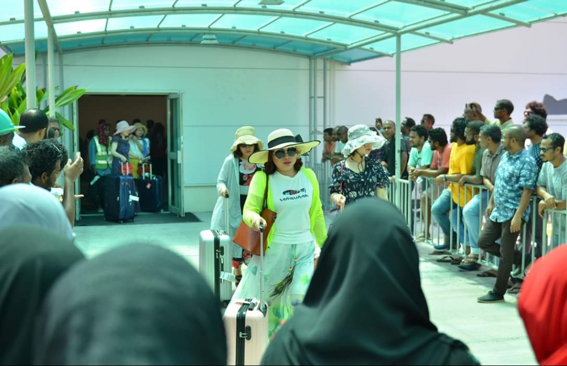 މާޗް 12، 2019: ގަމަށް ދިޔަ މޯލްޑިވިއަންގެ މަތިންދާބޯޓެއްގެ ލޭންޑިން ގިއަރު ތިރި ނުކުރެވި އިމަޖެންސީ ހާލަތުގައި ޖެއްސުމަށް ފަހު ފަސިންޖަރުން ޓާމިނަލުން ނިކުމެގެން އަންނައިރު، އާއިލާ އާއި އެކުވެރިން މަރުހަބާ ކިޔަނީ. -- ފޮޓޯ: ޒޫމްސް ފޮޓޯގްރަފީ