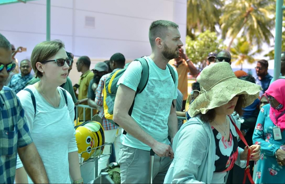 މާޗް 12، 2019: ގަމަށް ދިޔަ މޯލްޑިވިއަންގެ މަތިންދާބޯޓެއްގެ ލޭންޑިން ގިއަރު ތިރި ނުކުރެވި އިމަޖެންސީ ހާލަތުގައި ޖެއްސުމަށް ފަހު ފަސިންޖަރުން ޓާމިނަލުން ނިކުމެގެން އަންނައިރު، އާއިލާ އާއި އެކުވެރިން މަރުހަބާ ކިޔަނީ. -- ފޮޓޯ: ޒޫމްސް ފޮޓޯގްރަފީ