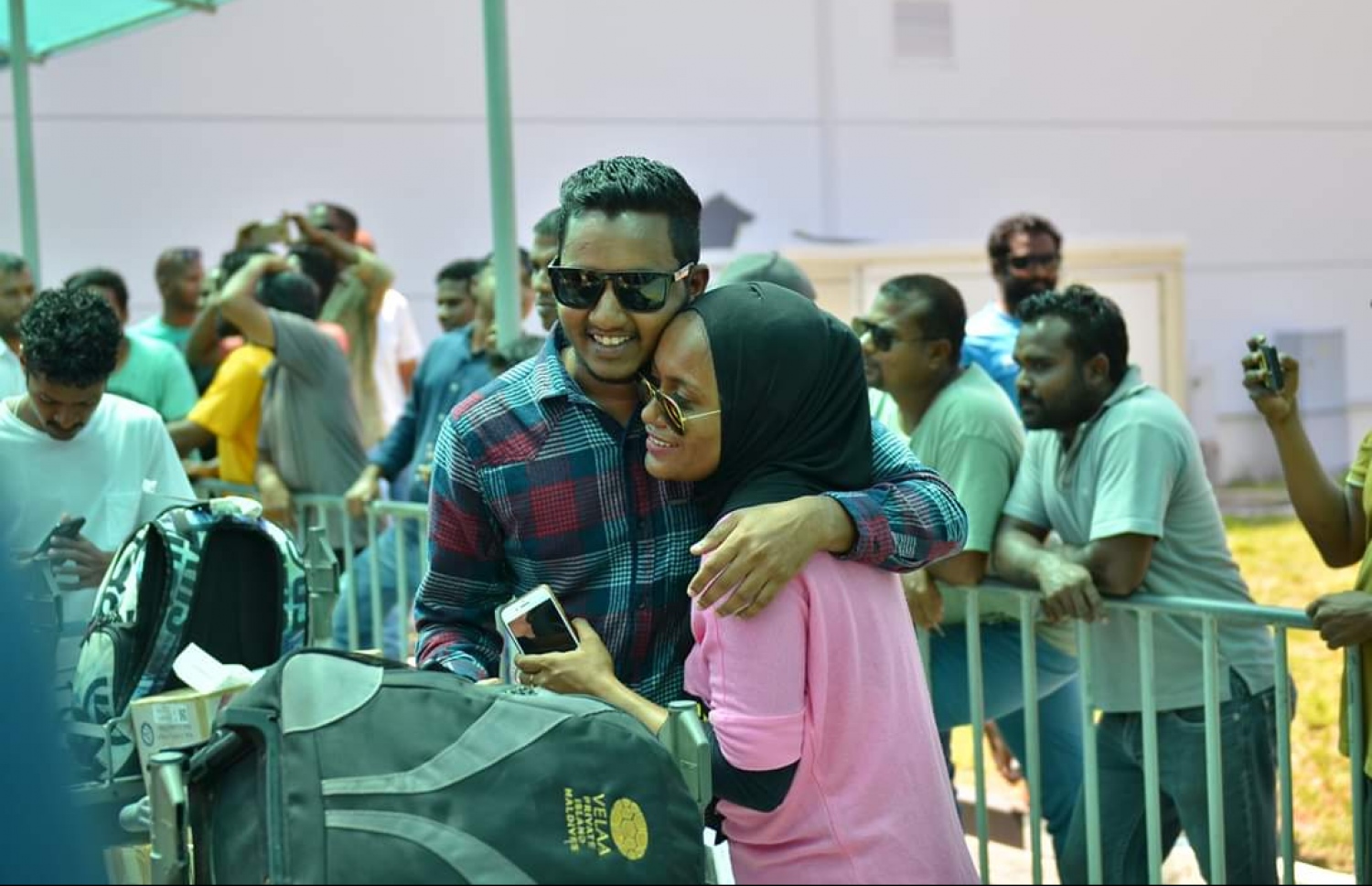 މޯލްޑިވިއަންގެ މަތިންދާބޯޓެއްގެ ލޭންޑިން ގިއަރު ތިރި ނުކުރެވި އިމަޖެންސީ ހާލަތުގައި ޖެއްސުމަށް ފަހު ފަސިންޖަރުން ޓާމިނަލުން ނިކުމެގެން އަންނައިރު، އާއިލާ އާއި އެކުވެރިން މަރުހަބާ ކިޔަނީ. -- ފޮޓޯ: ޒޫމްސް ފޮޓޯގްރަފީ