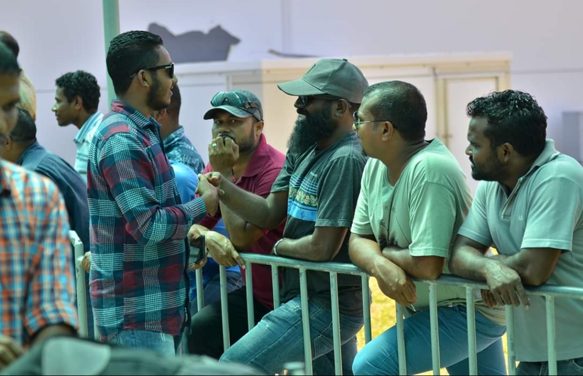 މާޗް 12، 2019: ގަމަށް ދިޔަ މޯލްޑިވިއަންގެ މަތިންދާބޯޓެއްގެ ލޭންޑިން ގިއަރު ތިރި ނުކުރެވި އިމަޖެންސީ ހާލަތުގައި ޖެއްސުމަށް ފަހު ފަސިންޖަރުން ޓާމިނަލުން ނިކުމެގެން އަންނައިރު، އާއިލާ އާއި އެކުވެރިން މަރުހަބާ ކިޔަނީ. -- ފޮޓޯ: ޒޫމްސް ފޮޓޯގްރަފީ