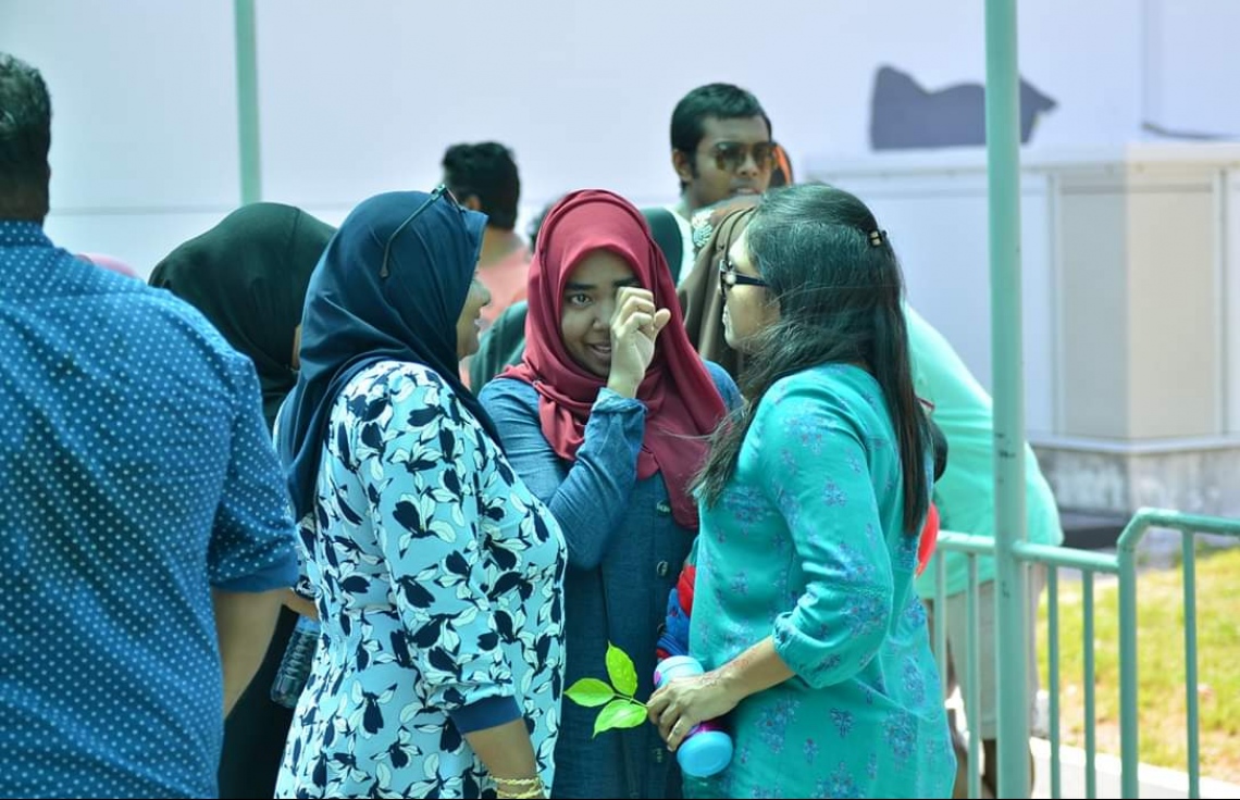 މާޗް 12، 2019: ގަމަށް ދިޔަ މޯލްޑިވިއަންގެ މަތިންދާބޯޓެއްގެ ލޭންޑިން ގިއަރު ތިރި ނުކުރެވި އިމަޖެންސީ ހާލަތުގައި ޖެއްސުމަށް ފަހު ފަސިންޖަރުން ޓާމިނަލުން ނިކުމެގެން އަންނައިރު، އާއިލާ އާއި އެކުވެރިން މަރުހަބާ ކިޔަނީ. -- ފޮޓޯ: ޒޫމްސް ފޮޓޯގްރަފީ