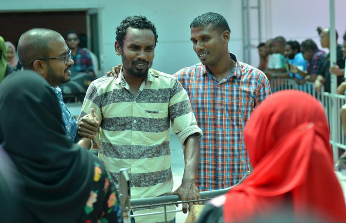 މާޗް 12، 2019: ގަމަށް ދިޔަ މޯލްޑިވިއަންގެ މަތިންދާބޯޓެއްގެ ލޭންޑިން ގިއަރު ތިރި ނުކުރެވި އިމަޖެންސީ ހާލަތުގައި ޖެއްސުމަށް ފަހު ފަސިންޖަރުން ޓާމިނަލުން ނިކުމެގެން އަންނައިރު، އާއިލާ އާއި އެކުވެރިން މަރުހަބާ ކިޔަނީ. -- ފޮޓޯ: ޒޫމްސް ފޮޓޯގްރަފީ