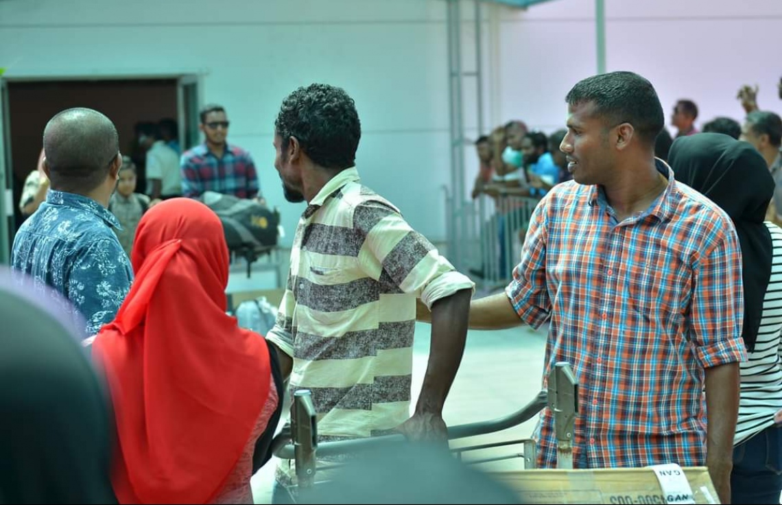 މާޗް 12، 2019: ގަމަށް ދިޔަ މޯލްޑިވިއަންގެ މަތިންދާބޯޓެއްގެ ލޭންޑިން ގިއަރު ތިރި ނުކުރެވި އިމަޖެންސީ ހާލަތުގައި ޖެއްސުމަށް ފަހު ފަސިންޖަރުން ޓާމިނަލުން ނިކުމެގެން އަންނައިރު، އާއިލާ އާއި އެކުވެރިން މަރުހަބާ ކިޔަނީ. -- ފޮޓޯ: ޒޫމްސް ފޮޓޯގްރަފީ