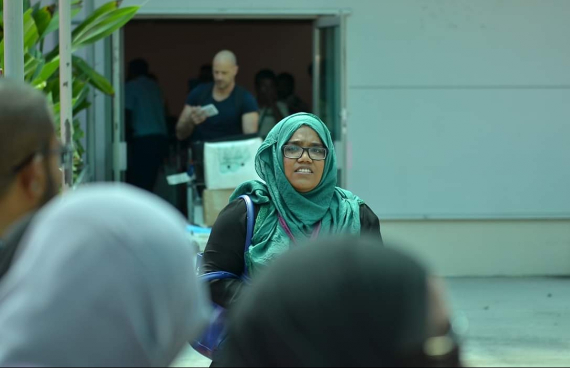 މާޗް 12، 2019: ގަމަށް ދިޔަ މޯލްޑިވިއަންގެ މަތިންދާބޯޓެއްގެ ލޭންޑިން ގިއަރު ތިރި ނުކުރެވި އިމަޖެންސީ ހާލަތުގައި ޖެއްސުމަށް ފަހު ފަސިންޖަރުން ޓާމިނަލުން ނިކުމެގެން އަންނަނީ. -- ފޮޓޯ: ޒޫމްސް ފޮޓޯގްރަފީ