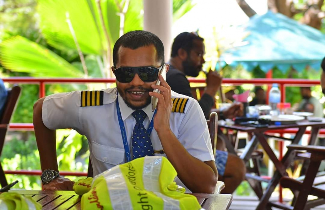 މާޗް 12، 2019: ގަމަށް ދިޔަ މޯލްޑިވިއަންގެ މަތިންދާބޯޓެއްގެ ލޭންޑިން ގިއަރު ތިރި ނުކުރެވި އިމަޖެންސީ ހާލަތުގައި ޖެއްސުމަށް ފަހު ބޯޓުގެ ކެޕްޓަން އަބްދުލް ބާސިތް އިބްރާހީމް ބޯޓުން ފައިބައި، މީހަކާ ފޯނުން ވާހަކަ ދައްކަނީ. -- ފޮޓޯ: ޒޫމްސް ފޮޓޯގްރަފީ