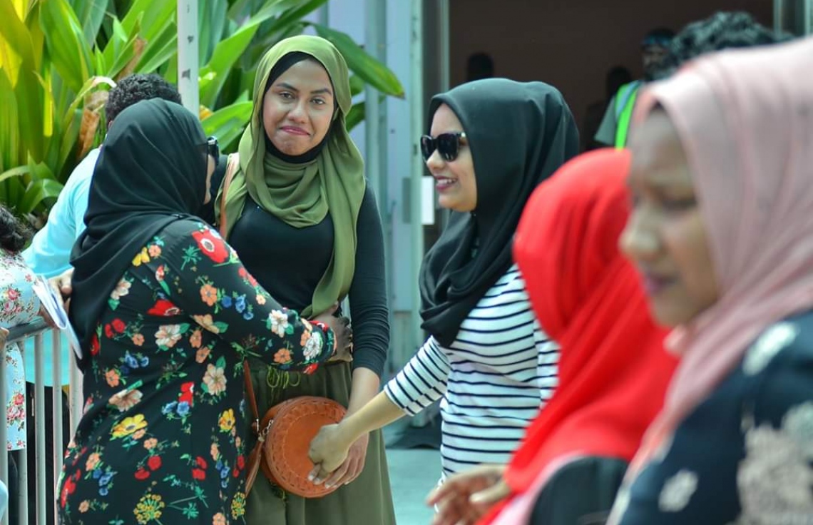 މާޗް 12، 2019: ގަމަށް ދިޔަ މޯލްޑިވިއަންގެ މަތިންދާބޯޓެއްގެ ލޭންޑިން ގިއަރު ތިރި ނުކުރެވި އިމަޖެންސީ ހާލަތުގައި ޖެއްސުމަށް ފަހު ފަސިންޖަރުން ޓާމިނަލުން ނިކުމެގެން އަންނަނީ. -- ފޮޓޯ: ޒޫމްސް ފޮޓޯގްރަފީ