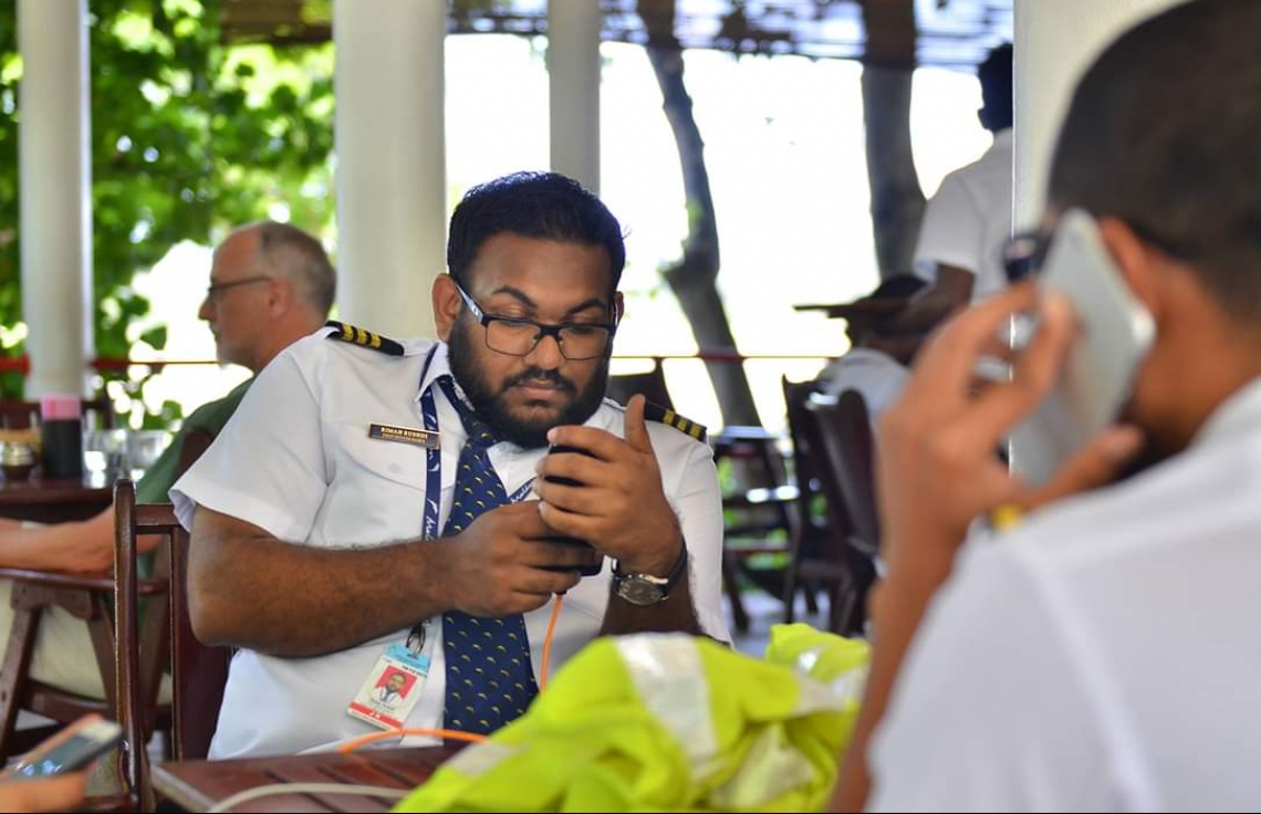 މާޗް 12، 2019: ގަމަށް ދިޔަ މޯލްޑިވިއަންގެ މަތިންދާބޯޓެއްގެ ލޭންޑިން ގިއަރު ތިރި ނުކުރެވި އިމަޖެންސީ ހާލަތުގައި ޖެއްސުމަށް ފަހު އޭގެ ކްރޫން ބޯޓުން ފައިބައި، އެއާޕޯޓްގައި މަޑުކޮށްލައިގެން. -- ފޮޓޯ: ޒޫމްސް ފޮޓޯގްރަފީ