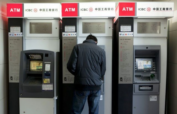 ޗައިނާގައި ފޭރުނު މީހަކު ފައިސާ އަނބުރާ ދީފި