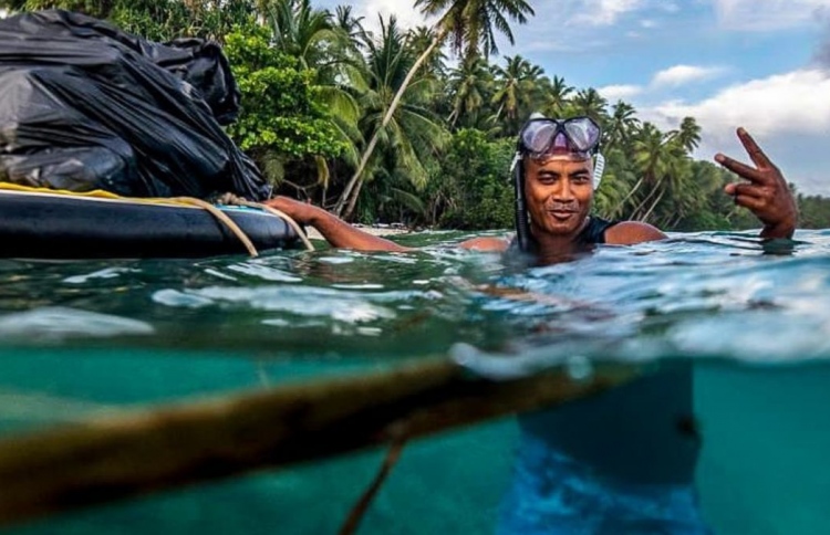 މާޝަލް އައިލެންޑްސްގައި #ޓްރޭޝްޓެޑް ޗެލެންޖްގެ ތެރެއިން މީހަކު މޫދު ކުނި ނެގުމުގެ މަސައްކަތުގައި.