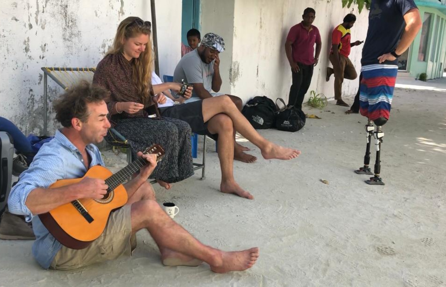 ރާއްޖޭގެ މަތިން ޕެރަމޯޓާގައި އުދުހުމުގައި ބައިވެރިވި ބައެއް ޕައިލެޓުން.--ފޮޓޯ: ސްކައި ގައިސް