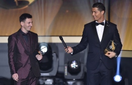 އެވޯޑް ހަފްލާއެއްގެ ތެރެއިން ރޮނާލްޑޯ (ކ) އާއި މެސީ.-- ފޮޓޯ: އޭއެފްޕީ