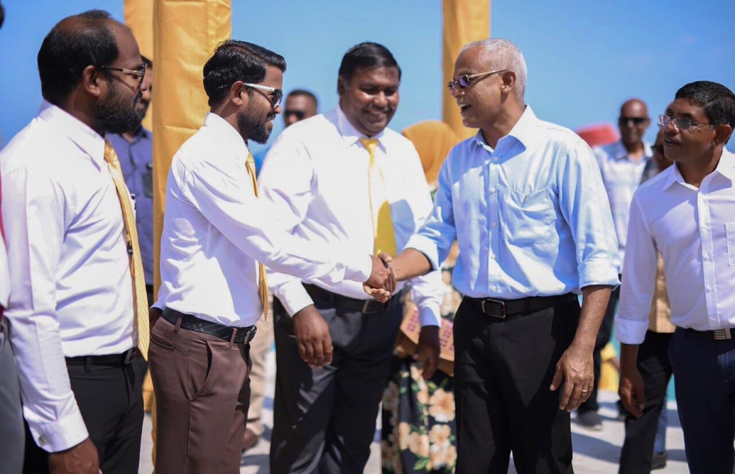ރައީސް އިބްރާހިމް މުހައްމަދު ސޯލިހް މިއަދު ވ. ކެޔޮދު އަށް ވަޑައިގަތުމުން އެމަނިކުފާނަށް އެ ރަށު ރައްޔިތުން ހޫނު މަރުހަބާއެއް ދަންނަވަނީ. --- ފޮޓޯ: އެމްޑީޕީ